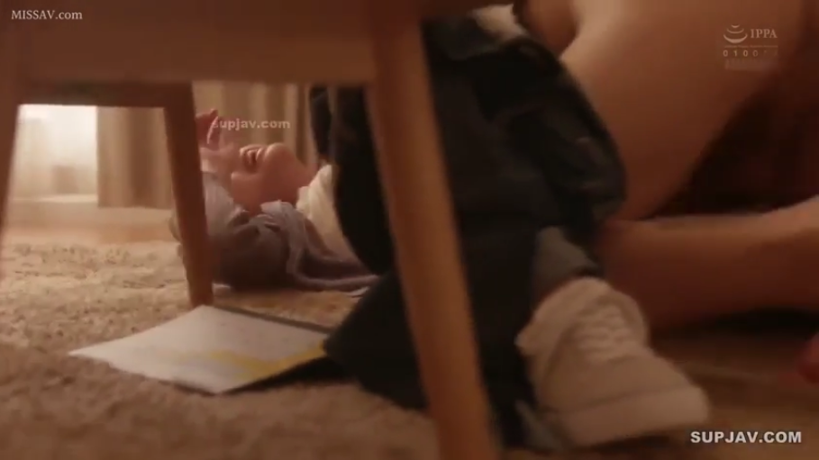 腿部 · 客厅 · 休闲装 · 桌子 · 笑容 · 低视角 · 躺卧 · 嬉闹