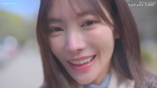 背景虚化 · 面部大特写 · 凝视镜头 · 灿烂笑容 · 正面姿势 · 户外街景 · 浅色高领衫