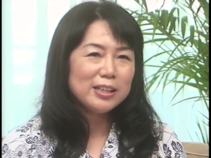 室内 · 坐姿 · 中景 · 口罩 · 戴口罩 · 深色连帽衫 · 拿瓶子 · 浅色长发