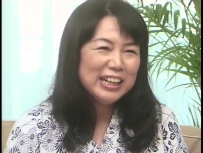 全身 · 站立 · 展示 · 微笑 · 户外 · 游泳池 · 青色比基尼