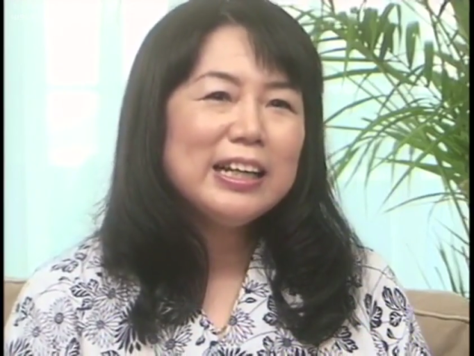 蹲姿 · 中景 · 更衣室 · 双马尾 · 开心 · 粉色毛衣 · 猫 · 逗猫