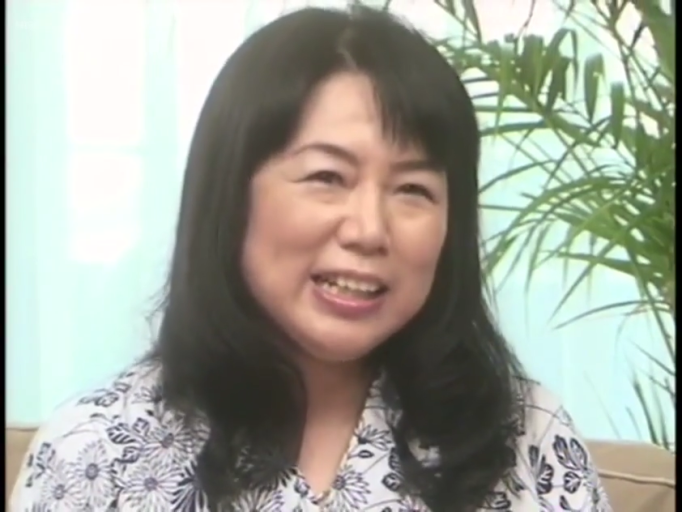 脸部特写 · 第一视角 · 全裸 · 趴姿 · 平静 · 项链 · 凝视 · 酒店卧室