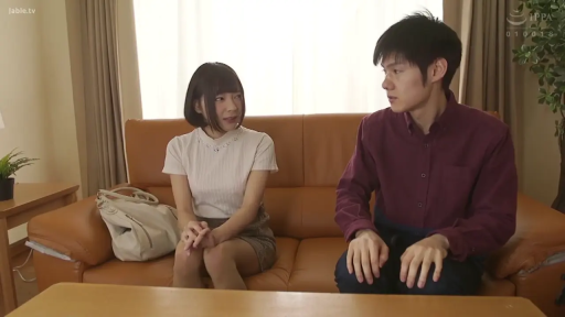 交谈 · 中景 · 平静 · 客厅 · 并排坐 · 手提包 · 日常 · 衬衫裙装