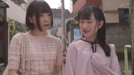 脸部 · 站姿 · 微笑 · 提包 · 休闲装 · 街道 · 谈话