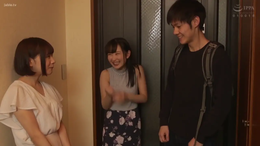 站立 · 背包 · 多人场景 · 自然微笑 · 人物中景 · 日常私服 · 居家玄关 · 社交谈话