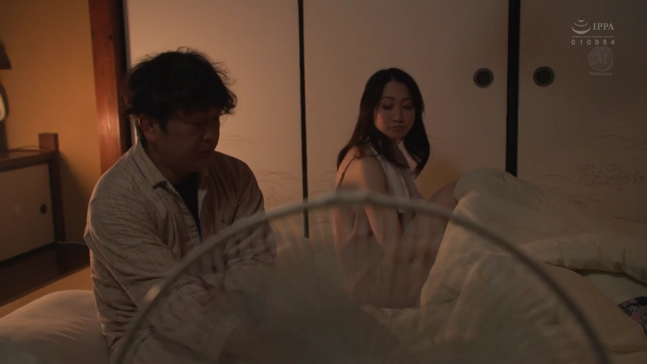 坐姿 · 交谈 · 嚴肅 · 和室 · 中景 · 電風扇 · 睡衣 · 夜间