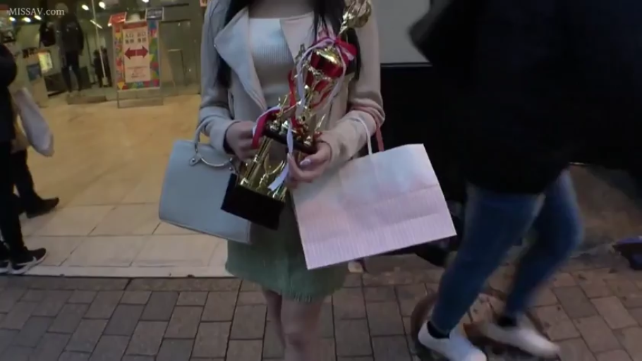 站立 · 中景 · 奖杯 · 室外 · 街拍 · 白色短夹克 · 手持奖杯