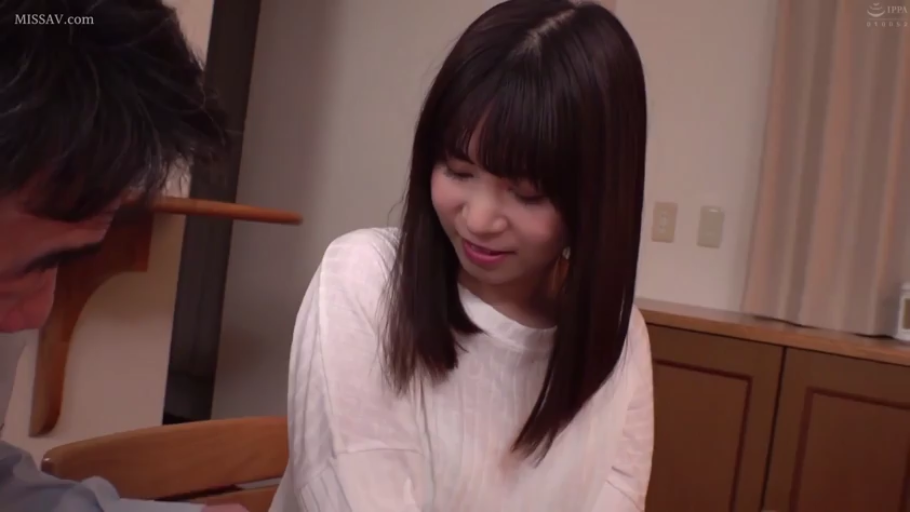 室内 · 坐姿 · 微笑 · 半身 · 剧情 · 互动 · 家具 · 白色针织衫