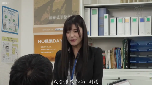 室内 · 站立 · 自然 · 半身特写 · 椅子 · 长发 · 印花短袖 · 手扶脸部