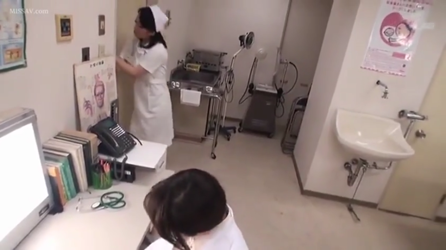 护士服 · 专注 · 站立 · 诊室 · 医疗器械 · 工作