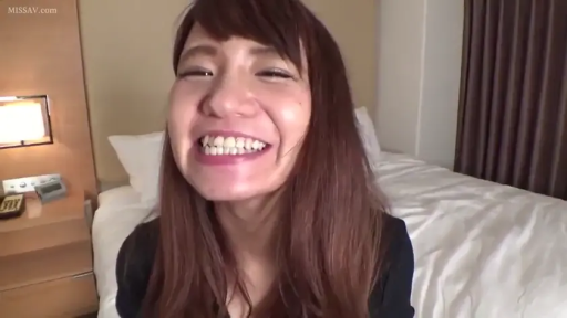 座り姿勢 · 顔部のクローズアップ · 寝室 · ベッド · 注视镜头 · 长发 · 黑色上衣 · 輝く笑顔