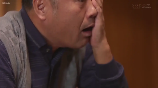 室内 · 坐姿 · 脸部特写 · 衬衫