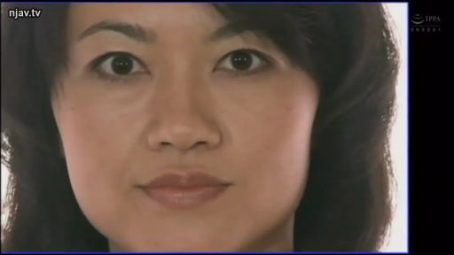 室内 · 脸部 · 注视 · 平淡 · 正面 · 中年 · 未见