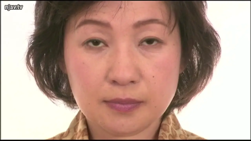 严肃 · 脸部特写 · 凝视 · 熟女 · 白色背景 · 正面 · 豹纹衫