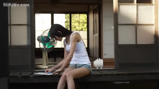 坐姿 · 全身 · 专注 · 牛仔短裤 · 存钱罐 · 亚洲人 · 低头看物 · 缘侧