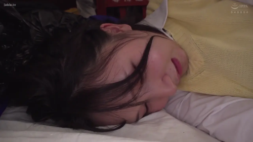 Indoor · Close your eyes · 黄色针织马甲 · 面部特写 · 床垫 · Side-lying · Asian women · Sleep