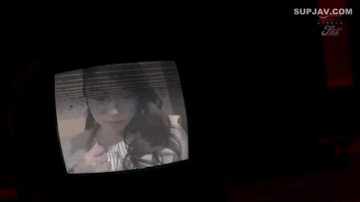 室内 · 平静 · 面部特写 · 注视 · 外套 · 正面坐姿 · 电视机 · 复古画质