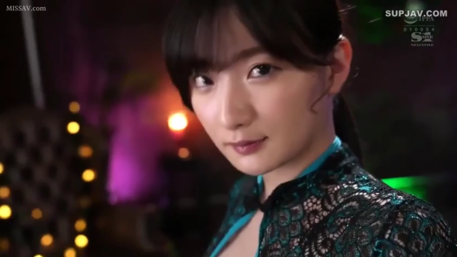 室内 · 微笑 · 面部特写 · 凝视 · 长发 · 氛围灯 · 旗袍 · 侧身转头