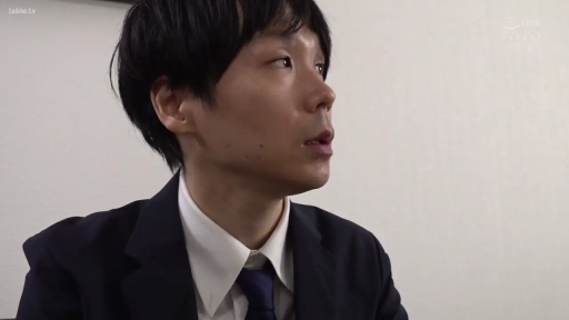 室内 · 坐姿 · 脸部 · 注视 · 西装 · 沉稳 · 半身像