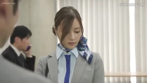 办公室 · 站立 · 半身 · 制服