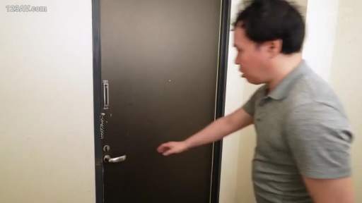 站立 · 全景 · 手提包 · 走廊 · 交流 · 局促 · 浅蓝裙子 · 两名人物