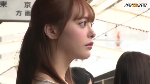 自然 · 面部特写 · 注视 · 日常便装 · 日本女性 · 户外车站 · 侧脸站立