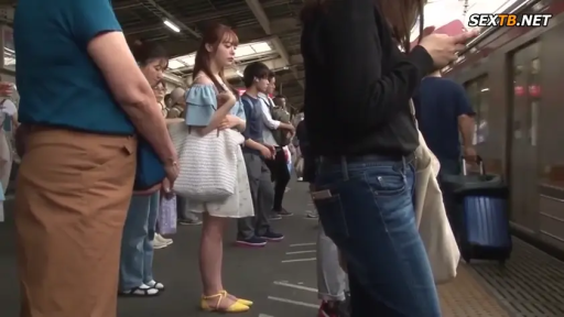 站立 · 全景 · 自然 · ハンドバッグ · オフショルダートップ · 待機中 · 车站站台