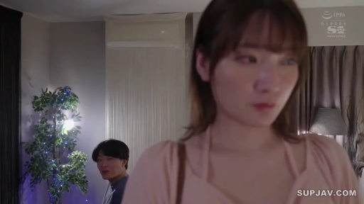 面部 · Melancholy · Bedroom · Standing Posture · Stare · 装饰灯 · 粉色吊带衫 · 背景有男性