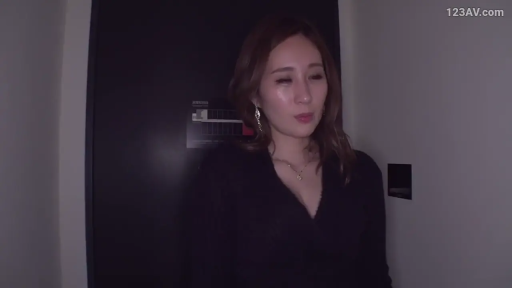 坐姿 · 微笑 · 半身 · 背心 · 注视 · 车内 · 短发 · 安全带
