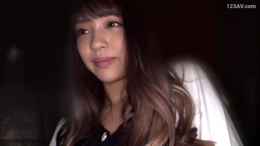 脸部 · 微笑 · 休闲装 · 对视 · 户外 · 长发 · 正面