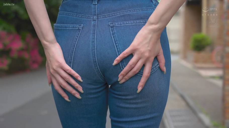 忧郁 · 站立 · 特写 · 街道 · 行走 · 户外 · 格纹衫