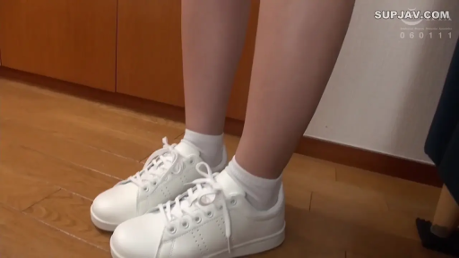 木地板 · 足部特写 · 站立 · 白色短袜 · 恋足题材 · 展示双脚