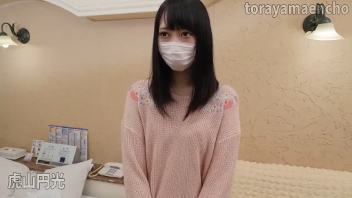 站立 · 羞涩 · 面对镜头 · 口罩 · 粉色针织衫 · 酒店客房 · 长直发 · 半身照