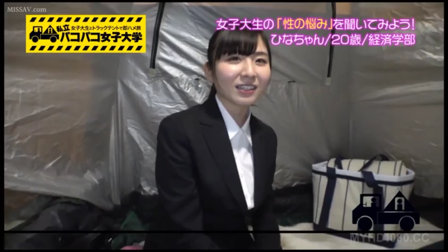 室内 · 面部 · 眼镜 · 微笑 · 注视镜头 · 长发 · 正面坐姿 · 白色职业装