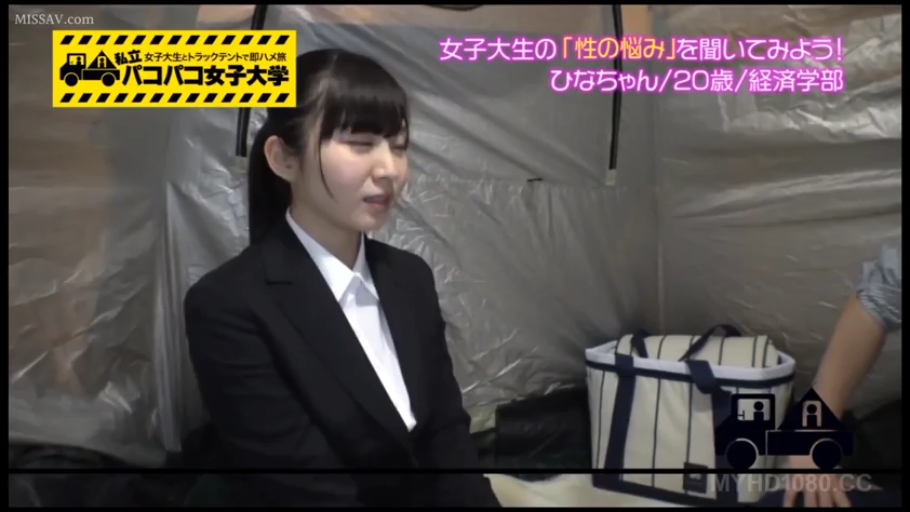 站立 · 半身特写 · 长发 · 眯眼微笑 · 粉色口罩 · 室内窗前 · 谈话交流 · 黑白格子衫