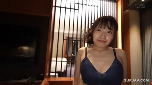 寝室 · 站立 · 微笑 · 半身 · 内衣 · 薄暗 · 看镜头