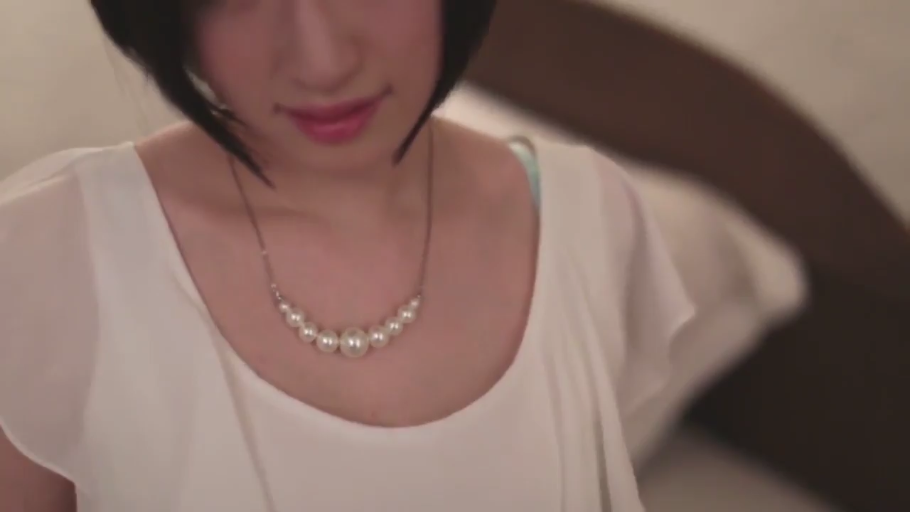 室内 · 胸部 · 站立 · 展示 · 巨乳 · 开朗笑容 · 灰色开胸毛衣