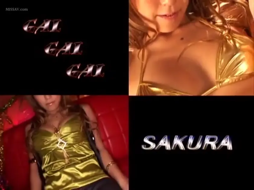 室内 · 眼睛 · 微笑 · 项链 · 注视镜头 · 正面坐姿 · 绿色吊带裙 · 组合图