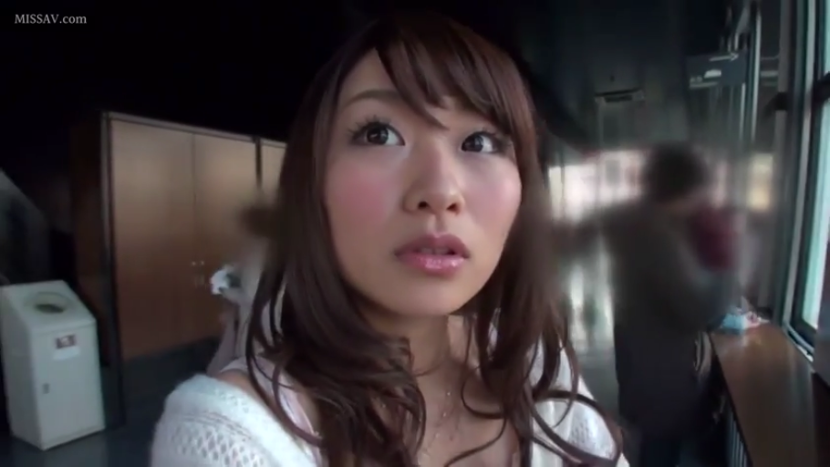 室内 · 站立 · 第一人称视角 · 面部特写 · 惊讶 · 白色针织衫 · 张望