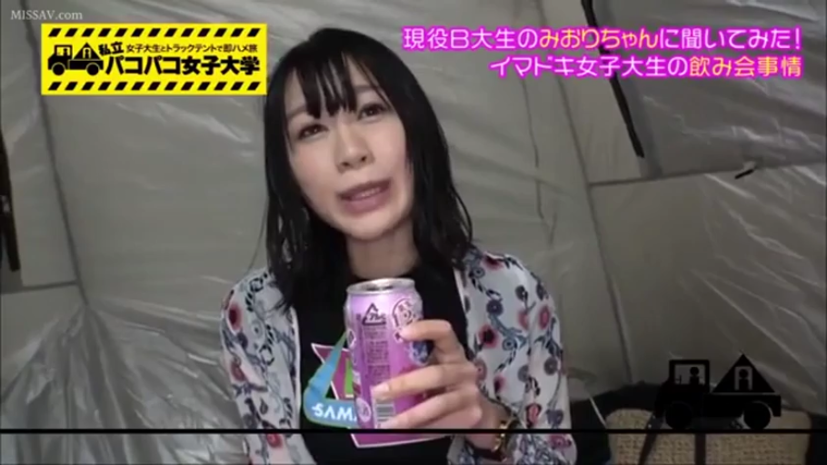 Sitting Posture · Face · 自然 · Casual wear · Beverage can · 帐篷 · 拿饮料 · 女大学生