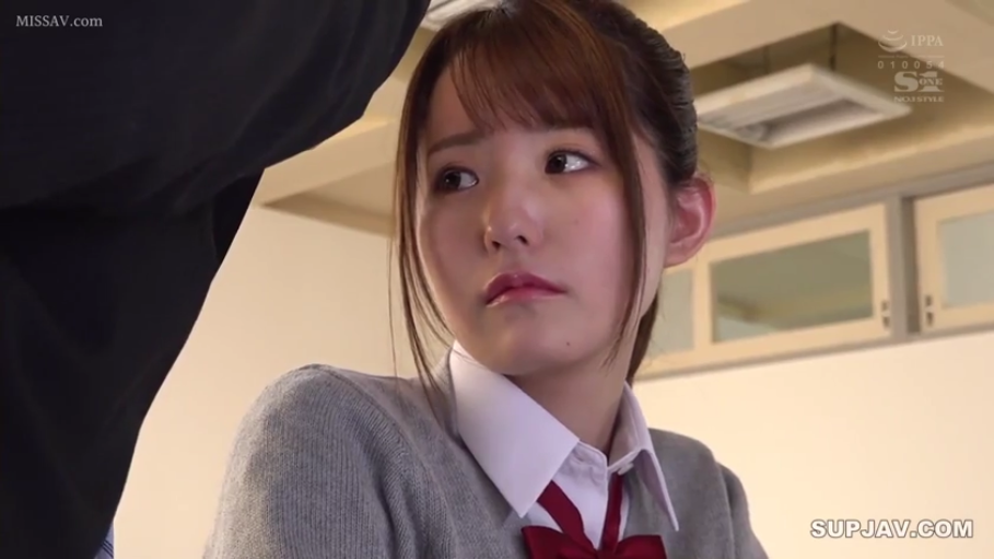 坐姿 · 忧郁 · 校服 · 教室 · 脸部特写 · 注视 · 日产