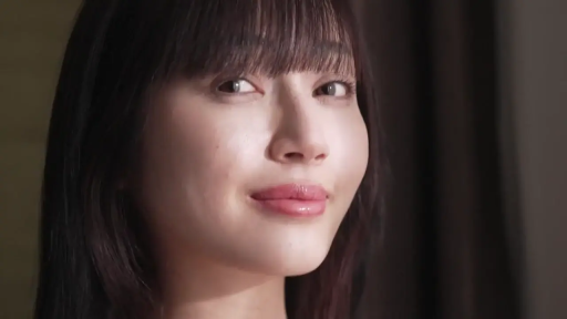 室内 · 微笑 · 面部特写 · 注视 · 端坐 · 不详 · 黑发齐刘海