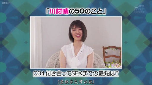 坐姿 · 中景 · 藤椅 · 微笑 · 灰色裙子 · 室内客厅 · 接受采访 · 日文字幕