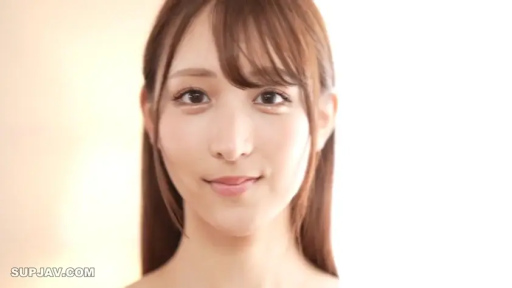 室内 · 甜美 · 微笑 · 面部特写 · 封面 · 裸肩 · 正脸