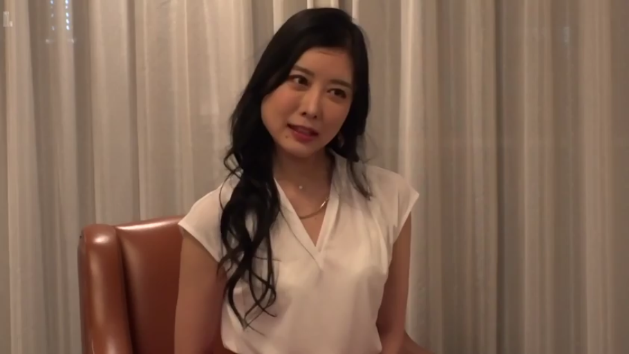 露乳 · 仰卧开腿 · 销魂 · 运动背心 · 躯干特写 · 室内垫子 · 被抚摸 · 瑜伽垫