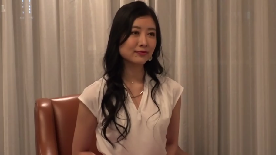 中景 · 站姿 · 纸箱 · 看手机 · 仓库 · 凝重 · 职场剧情 · 工装制服