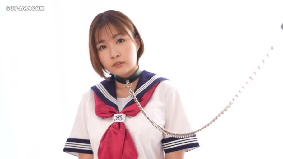 站立 · 半身特写 · 水手服 · 摄影棚 · 项圈 · 无表情 · 牵引