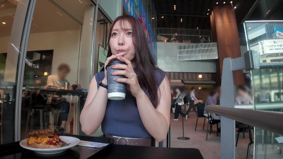 无袖针织衫 · 咖啡厅