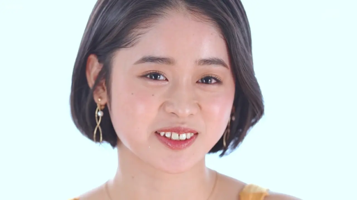 室内 · 脸部 · 平静 · 耳环 · 注视 · 短发 · 正面 · 黄色吊带