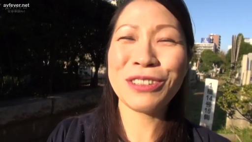 面部特写 · 深色上衣 · 户外墓地